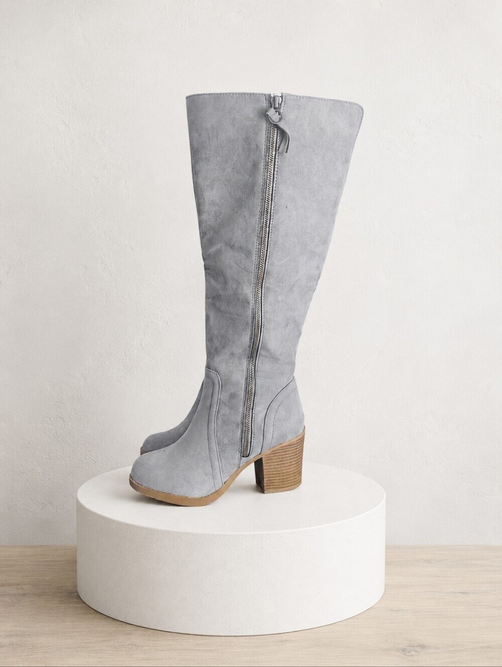SO Women’s Gray Knee High Heeled Boots Size 8 Faux Suede Tall Boots - Never Worn